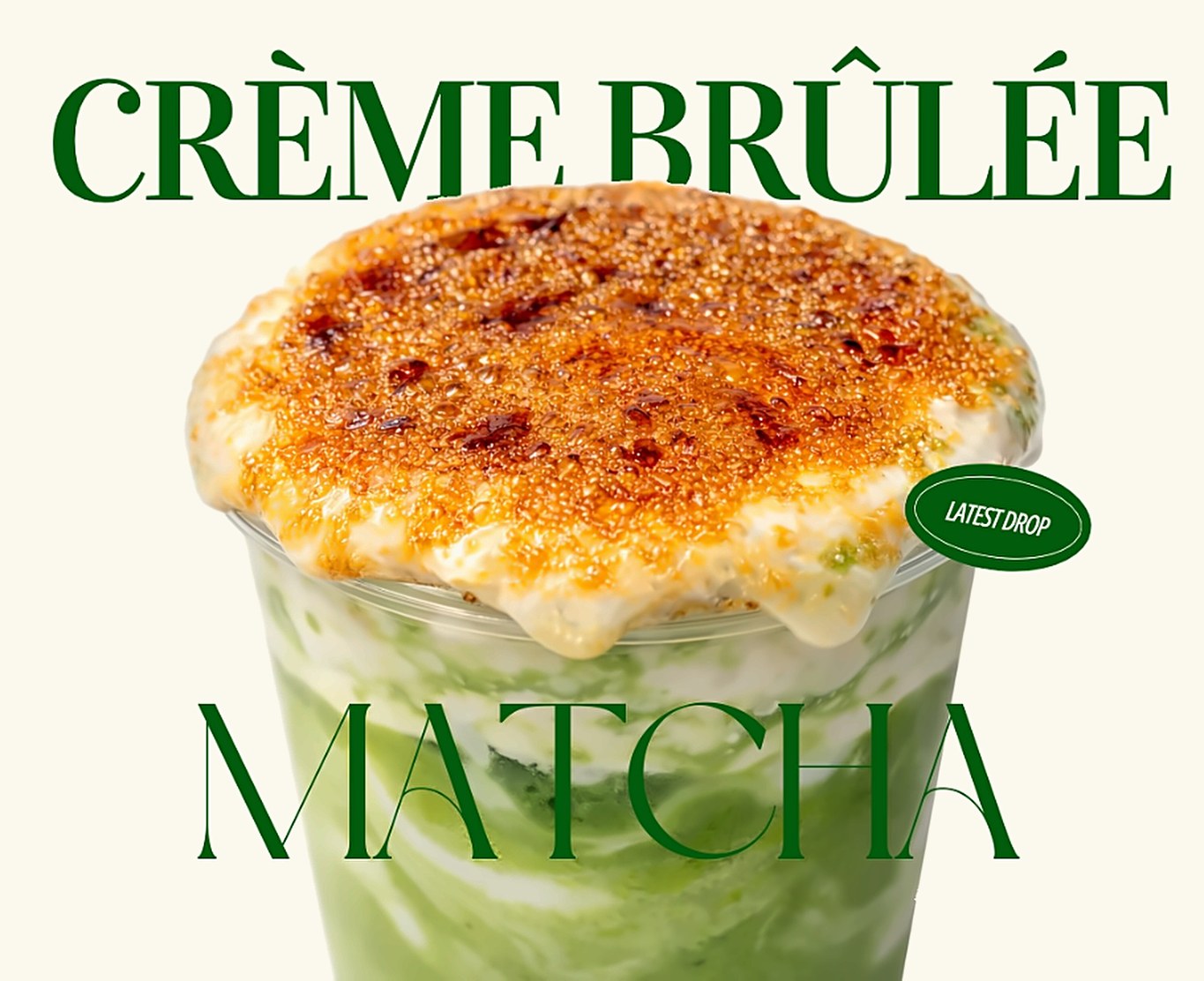 Crème brûlée matcha, mousse caramélisée au chalumeau sur un matcha glacé