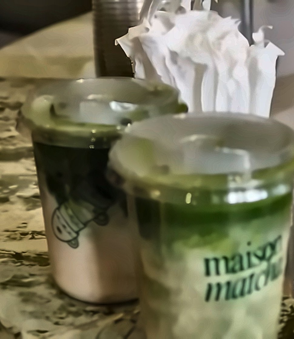 Deux matcha lattes à emporter sur le comptoir