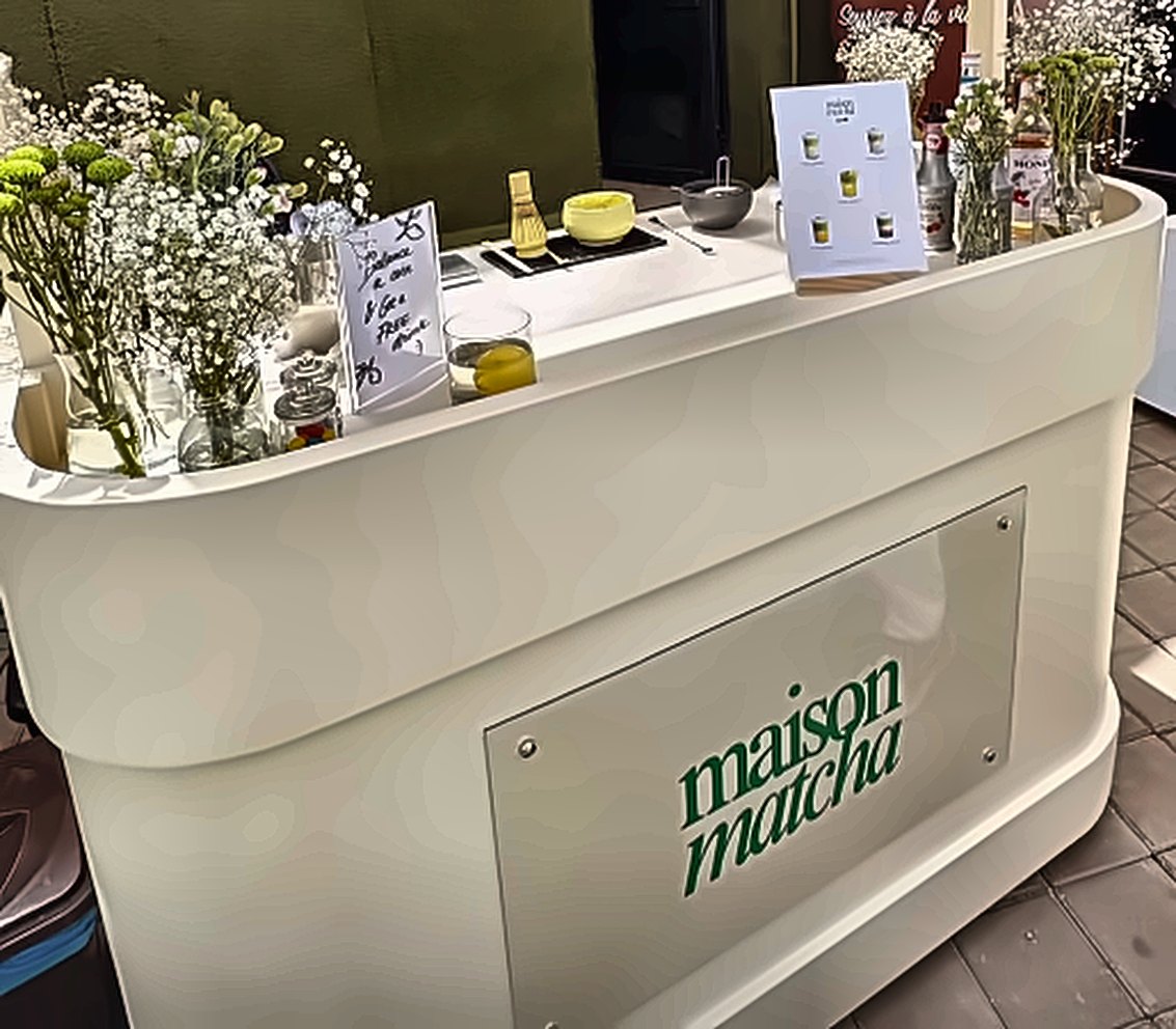 Le comptoir pop-up Maison Matcha avec fleurs et fouets en bambou