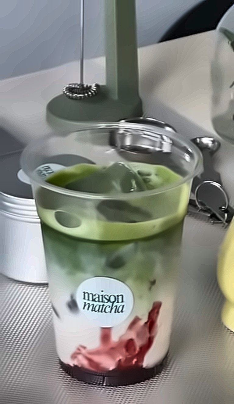 Strawberry matcha glacé dans un gobelet Maison Matcha